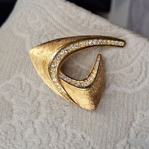 Christian Dior Elegant Gold Brooch with Crystals